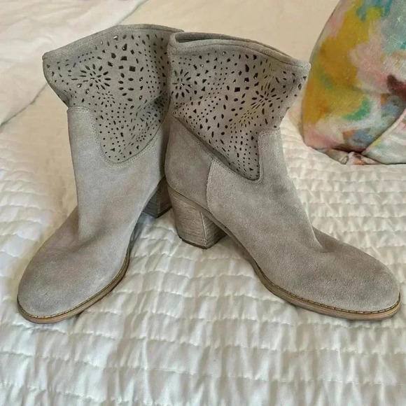 Stylish Gray Suede Ankle Boots - Picture 1 of 6